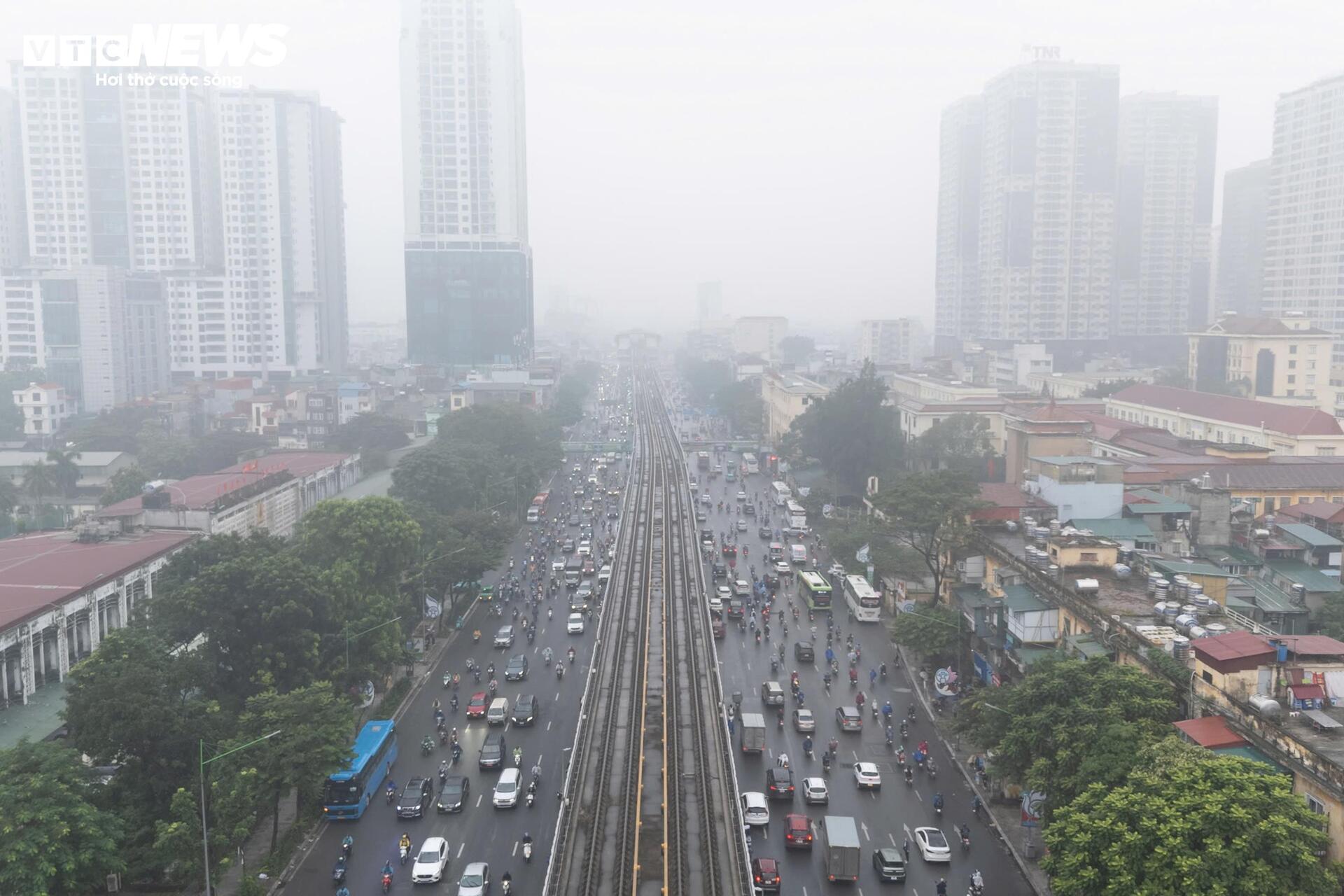 Hà Nội mờ sương, đặc bụi, người dân khổ sở đi làm- Ảnh 5.