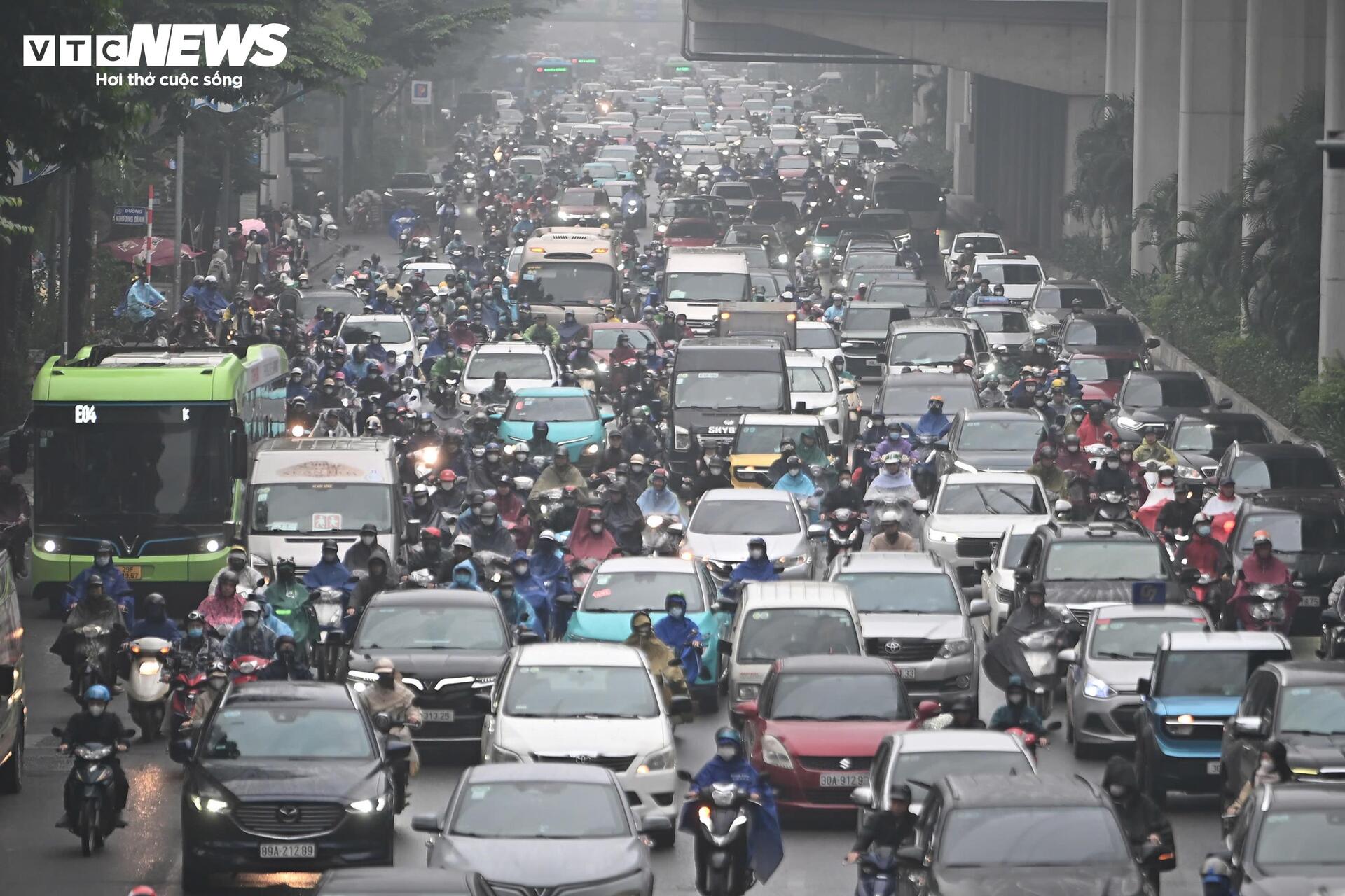 Hà Nội mờ sương, đặc bụi, người dân khổ sở đi làm- Ảnh 4.