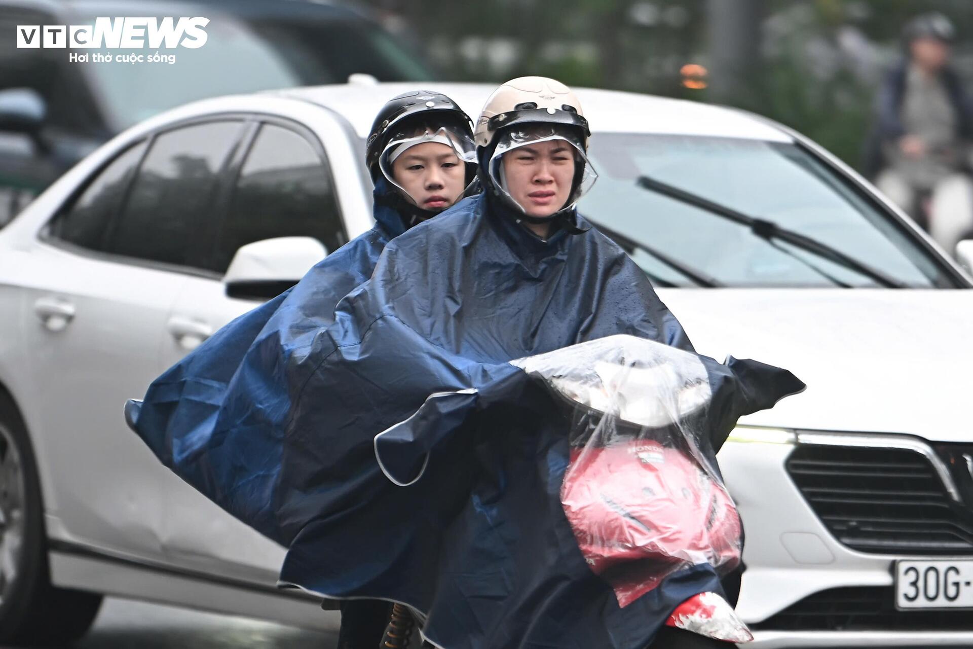 Hà Nội mờ sương, đặc bụi, người dân khổ sở đi làm- Ảnh 6.