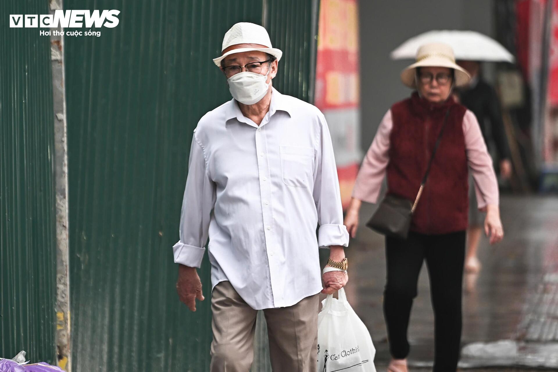 Hà Nội mờ sương, đặc bụi, người dân khổ sở đi làm- Ảnh 7.