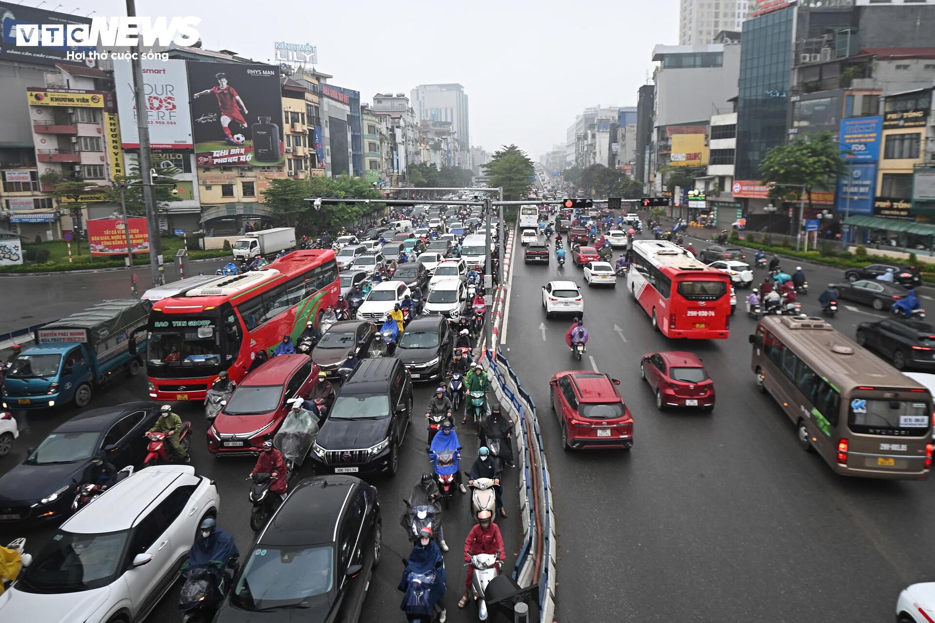 Hà Nội mờ sương, đặc bụi, người dân khổ sở đi làm- Ảnh 9.