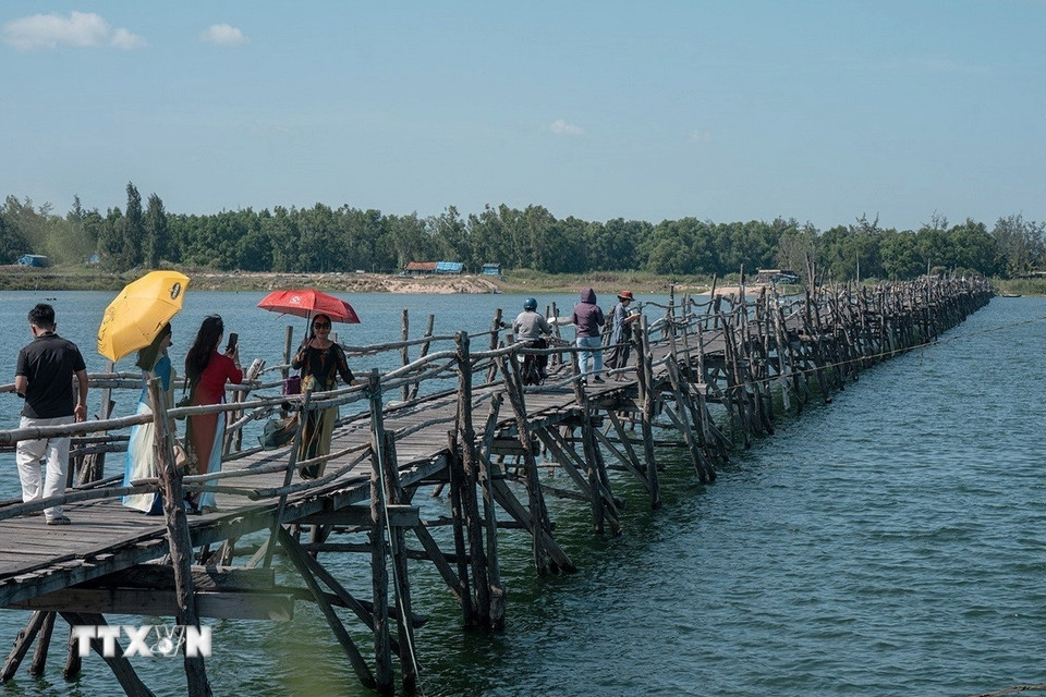 Cầu gỗ Ông Cọp "biến mất" sau bão số 13- Ảnh 3. Cầu gỗ Ông Cọp "biến mất" sau bão số 13- Ảnh 3.