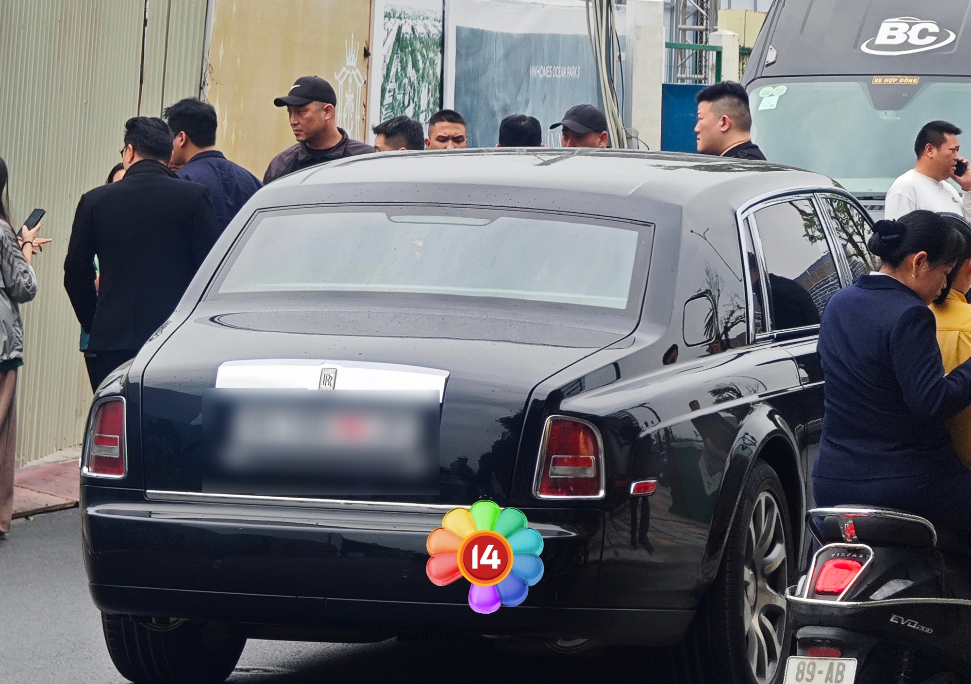 G-DRAGON tập duyệt chăm chỉ giữa trời mưa gió, tất cả đã hoàn thiện chờ fan Việt quẩy hết mình!- Ảnh 2. G-DRAGON tập duyệt chăm chỉ giữa trời mưa gió, tất cả đã hoàn thiện chờ fan Việt quẩy hết mình!- Ảnh 2.