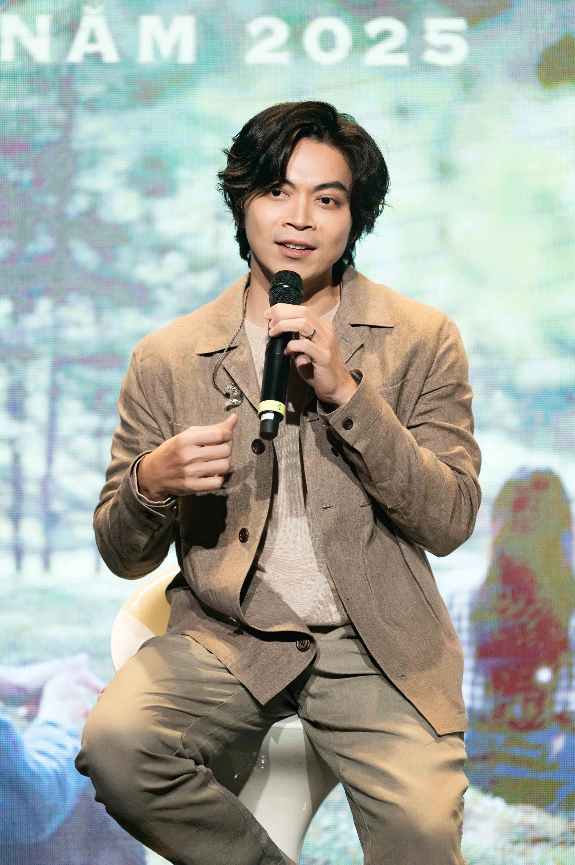 Chân dung nam ca sĩ dám bán vé đắt ngang Mỹ Tâm, Hà Anh Tuấn- Ảnh 1.