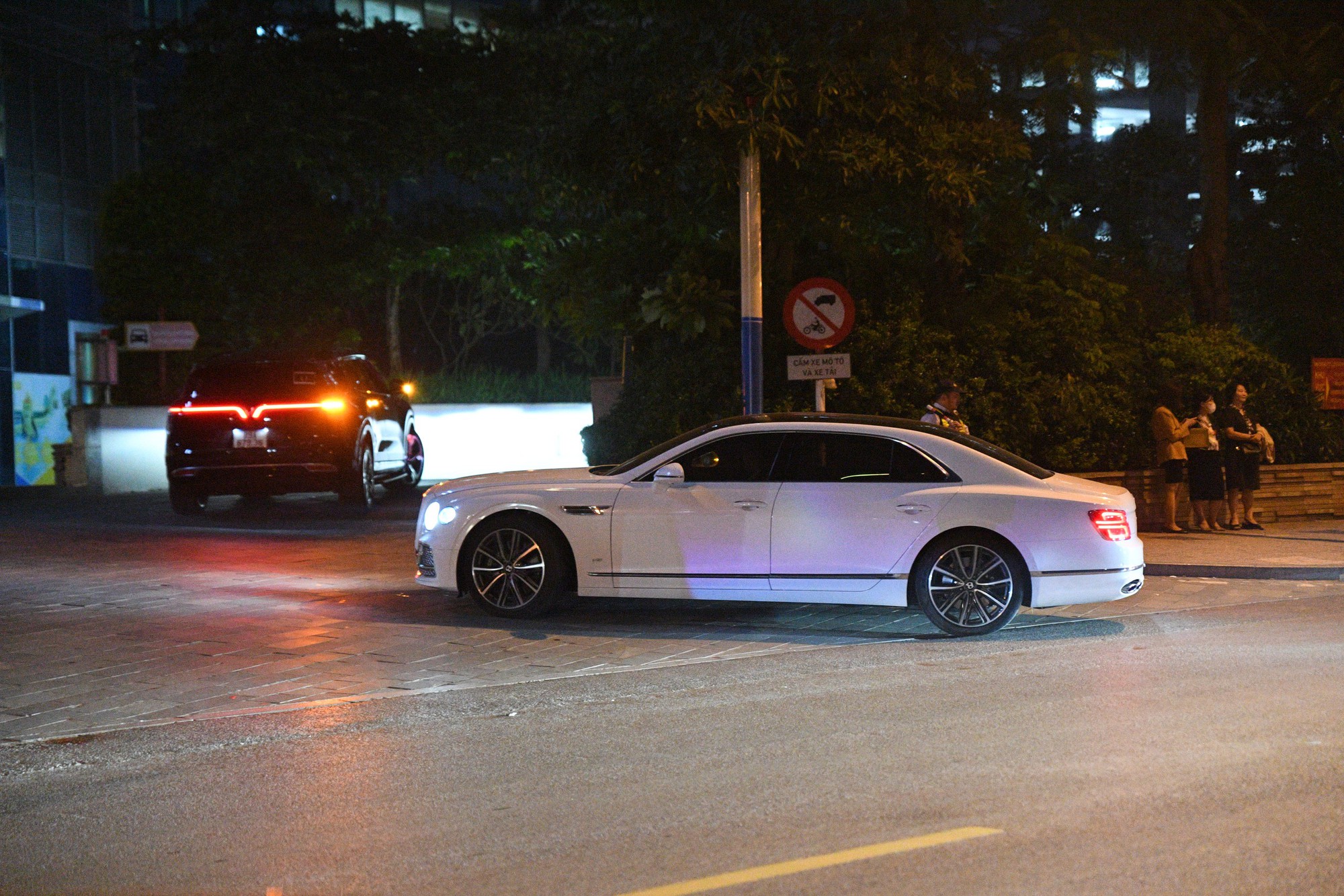 G-Dragon ở phòng 65 triệu/đêm tại Hà Nội, xịn đến mức chấp nhận đi 40km đến concert?- Ảnh 4. G-Dragon ở phòng 65 triệu/đêm tại Hà Nội, xịn đến mức chấp nhận đi 40km đến concert?- Ảnh 4.