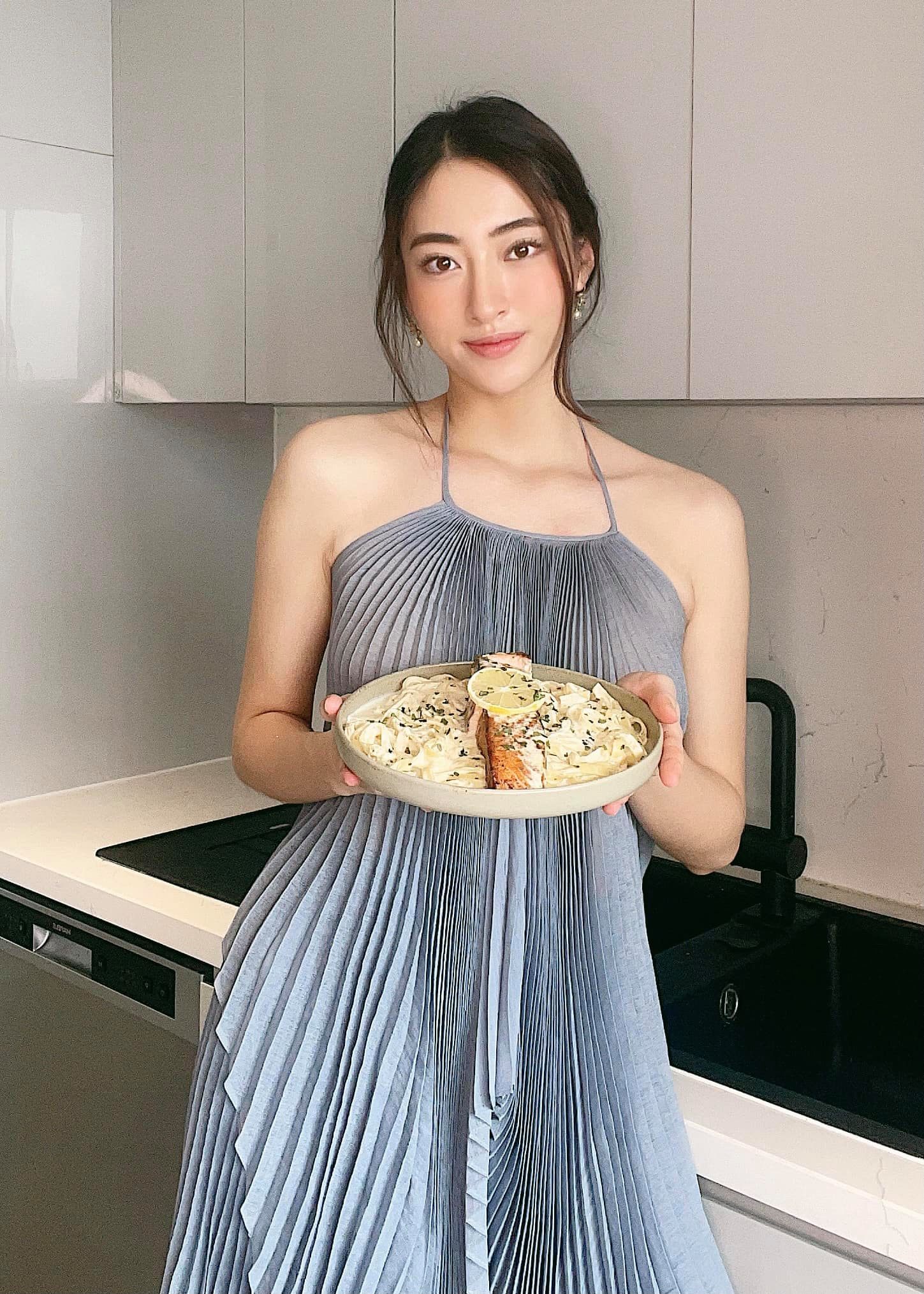 Hoa hậu Lương Thùy Linh nấu thịt rang cháy cạnh mà bị dân mạng 