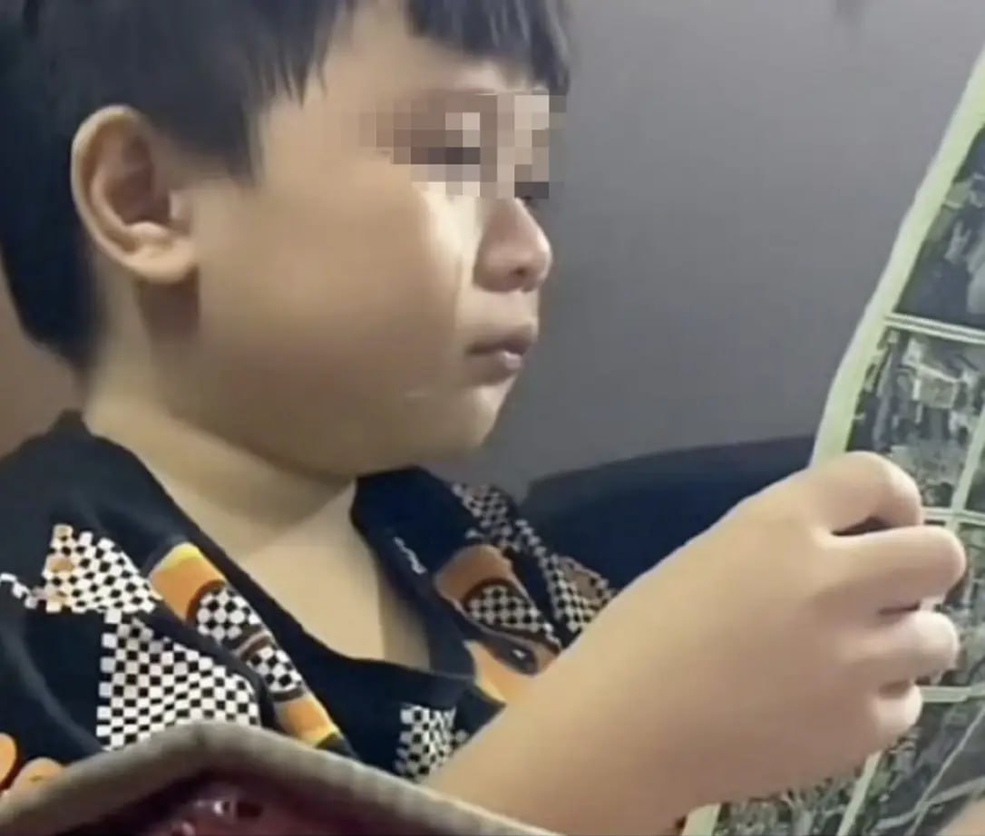 1 tiếng đồng hồ đứng khóc của cậu bé khiến MXH tranh cãi- Ảnh 1. 1 tiếng đồng hồ đứng khóc của cậu bé khiến MXH tranh cãi- Ảnh 1.