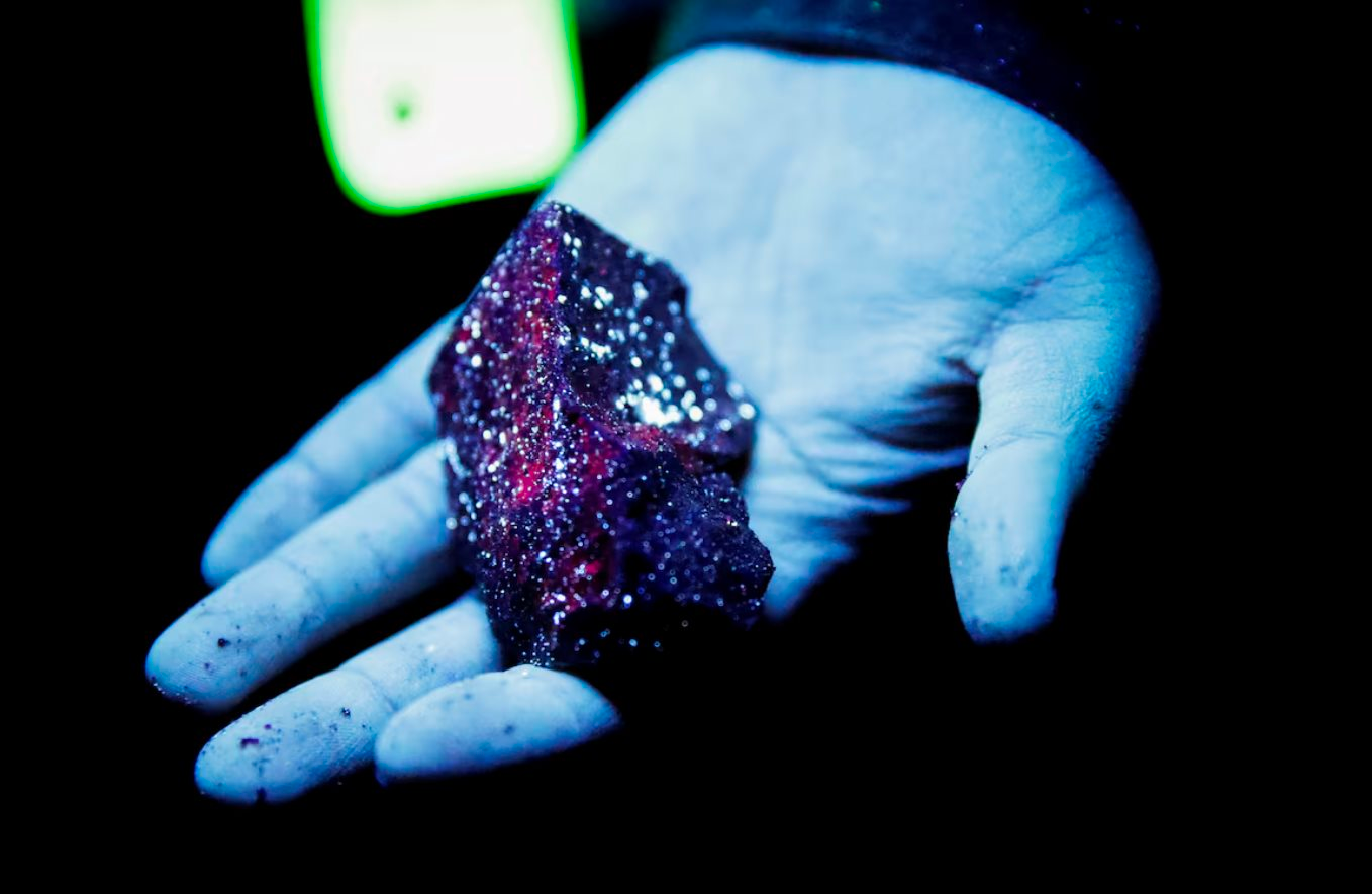 Giữa lúc Mỹ đang 'ăn mừng' vì được tiếp tục nhập đất hiếm, Bắc Kinh 'tung đòn' mới: Lại âm thầm siết xuất khẩu một loạt khoáng sản quan trọng khác- Ảnh 1.