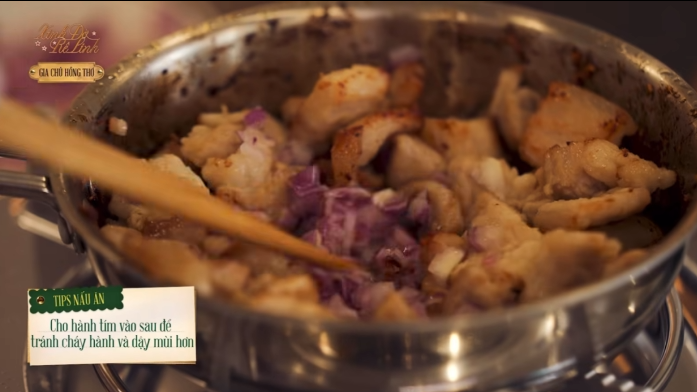 Hoa hậu Lương Thùy Linh nấu thịt rang cháy cạnh mà bị dân mạng 