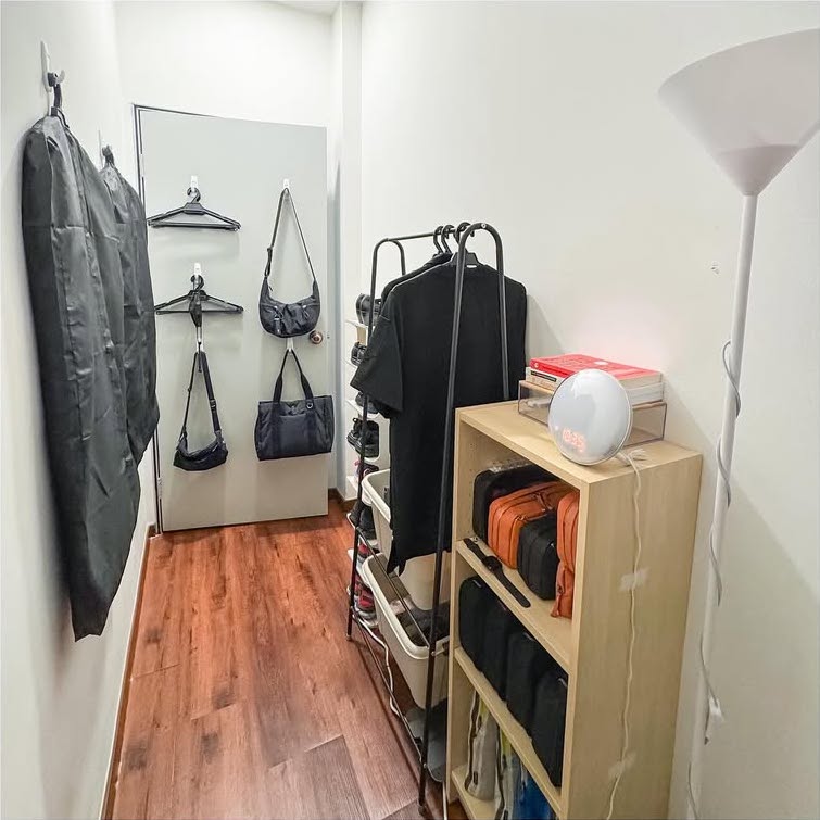 "Căn nhà" 4,2 mét vuông, 7 bộ quần áo: Cuộc sống khó tin của 2 vợ chồng bác sĩ- Ảnh 2. "Căn nhà" 4,2 mét vuông, 7 bộ quần áo: Cuộc sống khó tin của 2 vợ chồng bác sĩ- Ảnh 2.