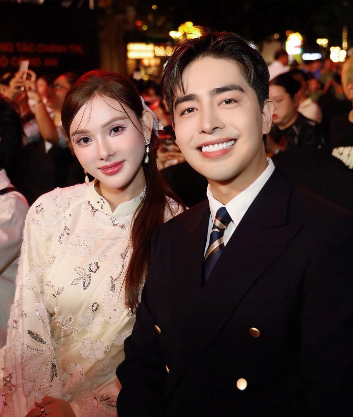 Hôn nhân của nữ ca sĩ một lần đò, có con riêng, lấy chồng mới kém 10 tuổi, cực điển trai- Ảnh 1. Hôn nhân của nữ ca sĩ một lần đò, có con riêng, lấy chồng mới kém 10 tuổi, cực điển trai- Ảnh 1.