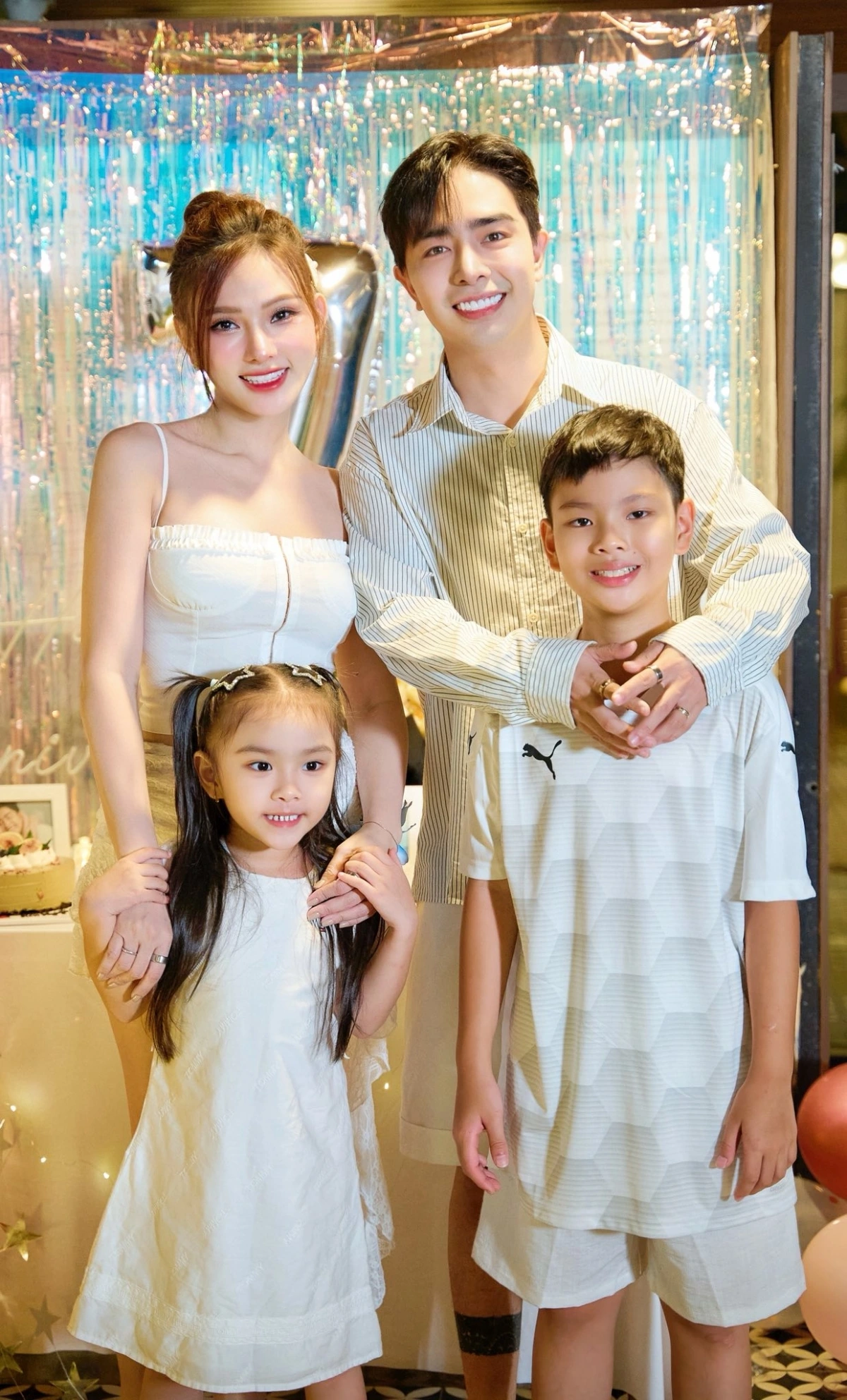 Hôn nhân của nữ ca sĩ một lần đò, có con riêng, lấy chồng mới kém 10 tuổi, cực điển trai- Ảnh 4. Hôn nhân của nữ ca sĩ một lần đò, có con riêng, lấy chồng mới kém 10 tuổi, cực điển trai- Ảnh 4.