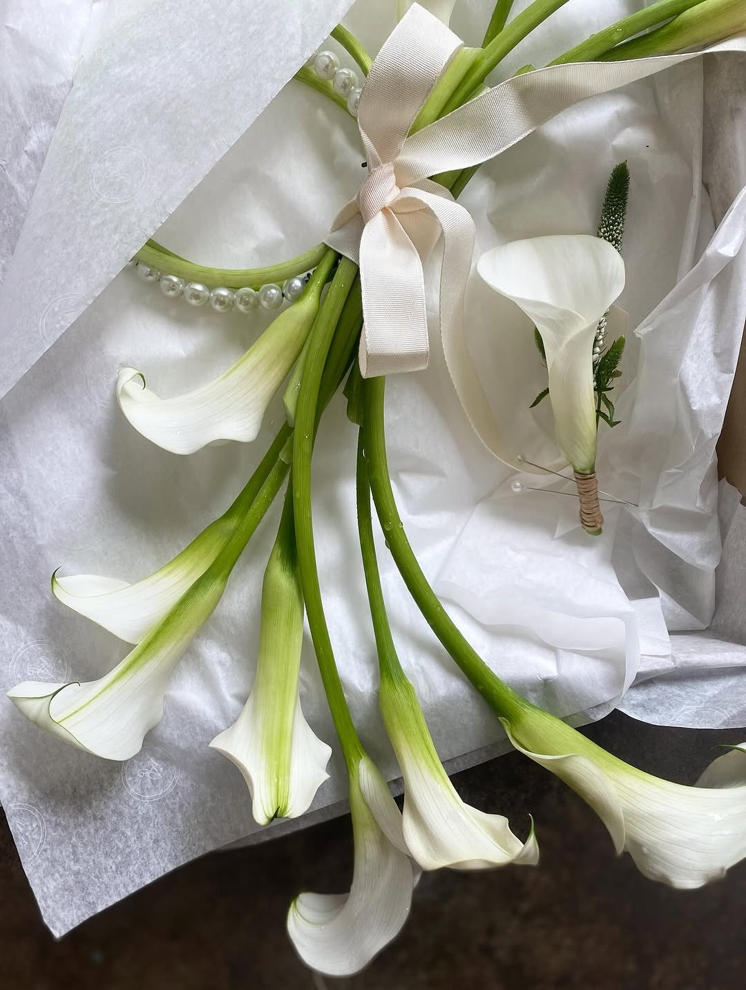 Bó hoa cưới 1,2 triệu “khổ nhất mạng xã hội”: 1 người chê, vạn người tranh cãi- Ảnh 4. Bó hoa cưới 1,2 triệu “khổ nhất mạng xã hội”: 1 người chê, vạn người tranh cãi- Ảnh 4.