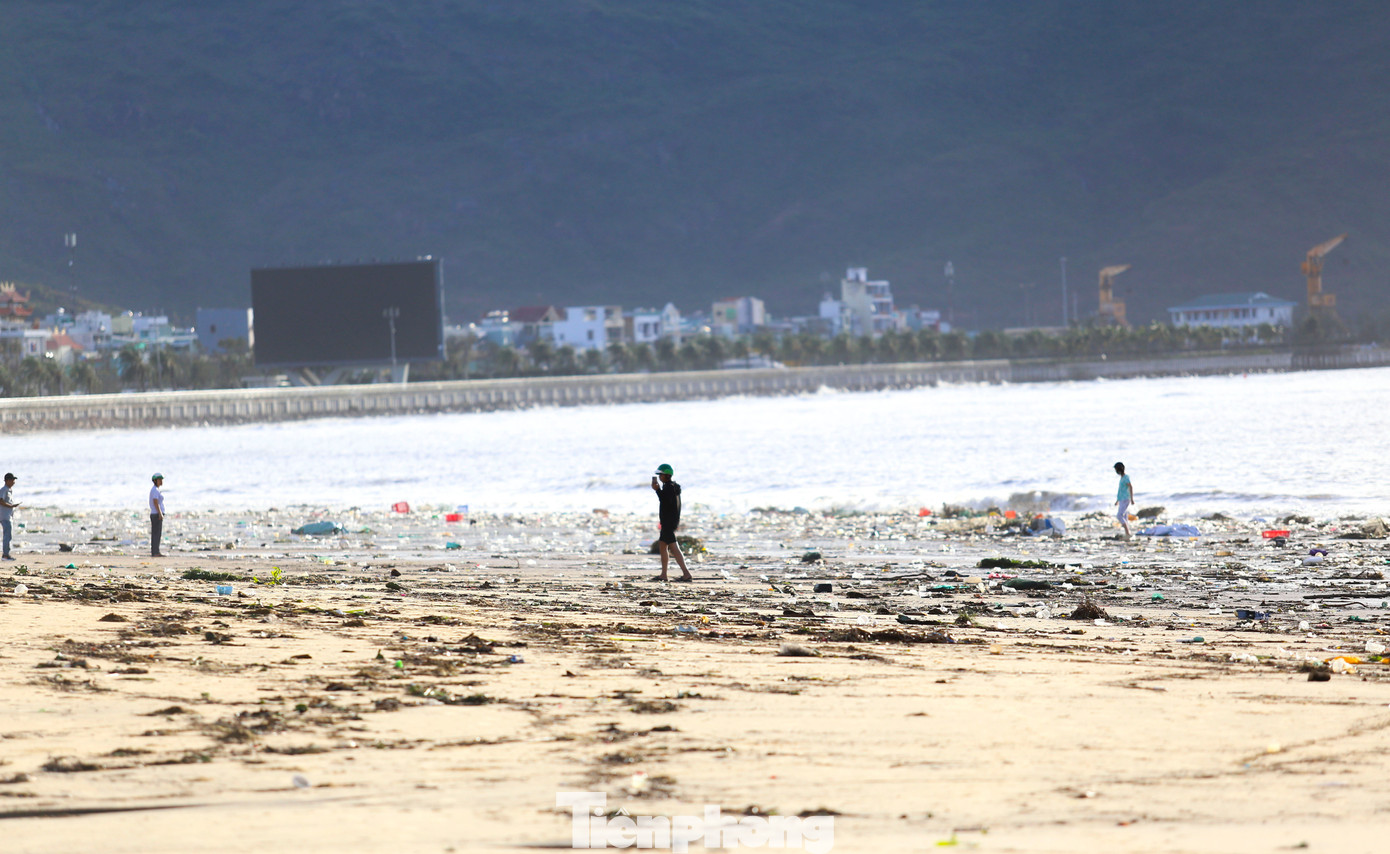 Bãi biển Quy Nhơn ngập rác sau bão số 13- Ảnh 7.