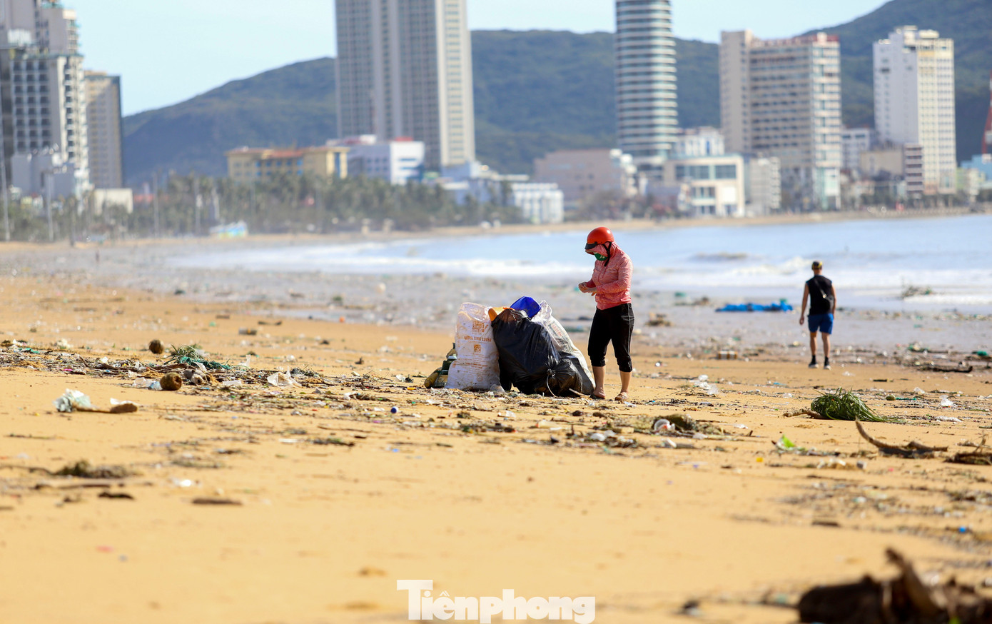 Bãi biển Quy Nhơn ngập rác sau bão số 13- Ảnh 8.