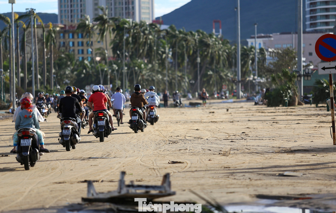 Bãi biển Quy Nhơn ngập rác sau bão số 13- Ảnh 10.