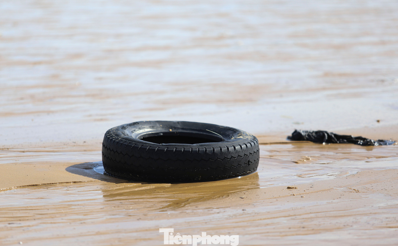 Bãi biển Quy Nhơn ngập rác sau bão số 13- Ảnh 5.