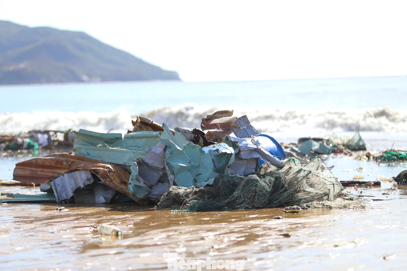Bãi biển Quy Nhơn ngập rác sau bão số 13- Ảnh 2.