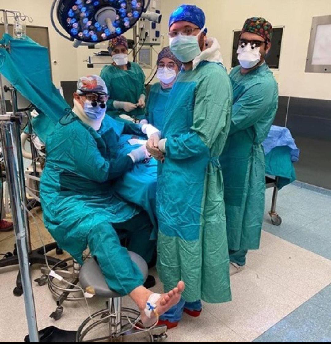 Bức ảnh 2 bác sĩ phẫu thuật nằm trên sàn phòng mổ lạnh lẽo viral khắp mạng- Ảnh 2.