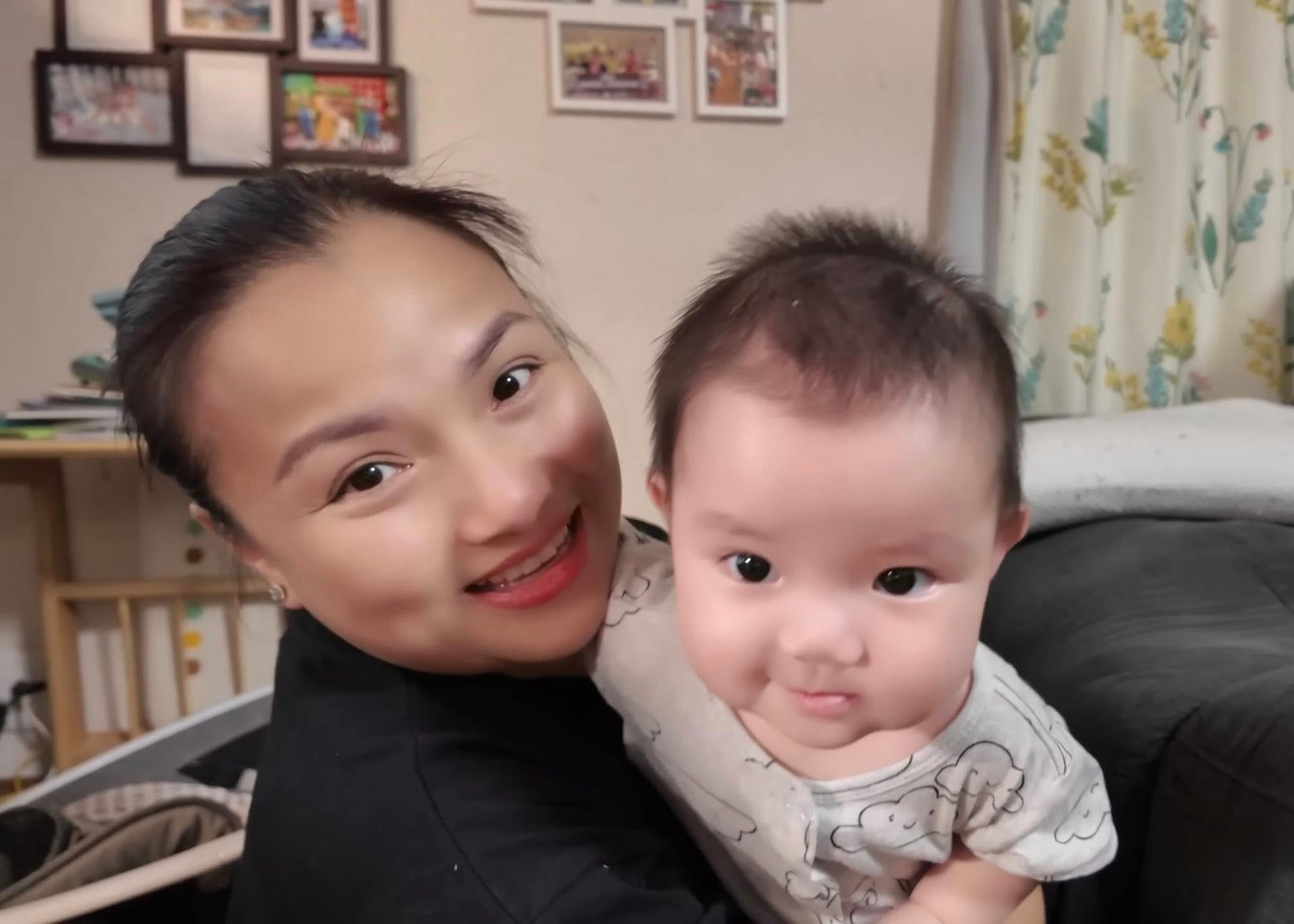 "Thế lực nhí" tiếp theo của Quỳnh Trần JP: Bé Na, vừa xuất hiện đã bùng nổ MXH, biểu cảm giống anh Sa như tạc- Ảnh 4. "Thế lực nhí" tiếp theo của Quỳnh Trần JP: Bé Na, vừa xuất hiện đã bùng nổ MXH, biểu cảm giống anh Sa như tạc- Ảnh 4.