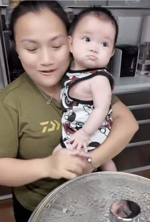 "Thế lực nhí" tiếp theo của Quỳnh Trần JP: Bé Na, vừa xuất hiện đã bùng nổ MXH, biểu cảm giống anh Sa như tạc- Ảnh 15. "Thế lực nhí" tiếp theo của Quỳnh Trần JP: Bé Na, vừa xuất hiện đã bùng nổ MXH, biểu cảm giống anh Sa như tạc- Ảnh 15.