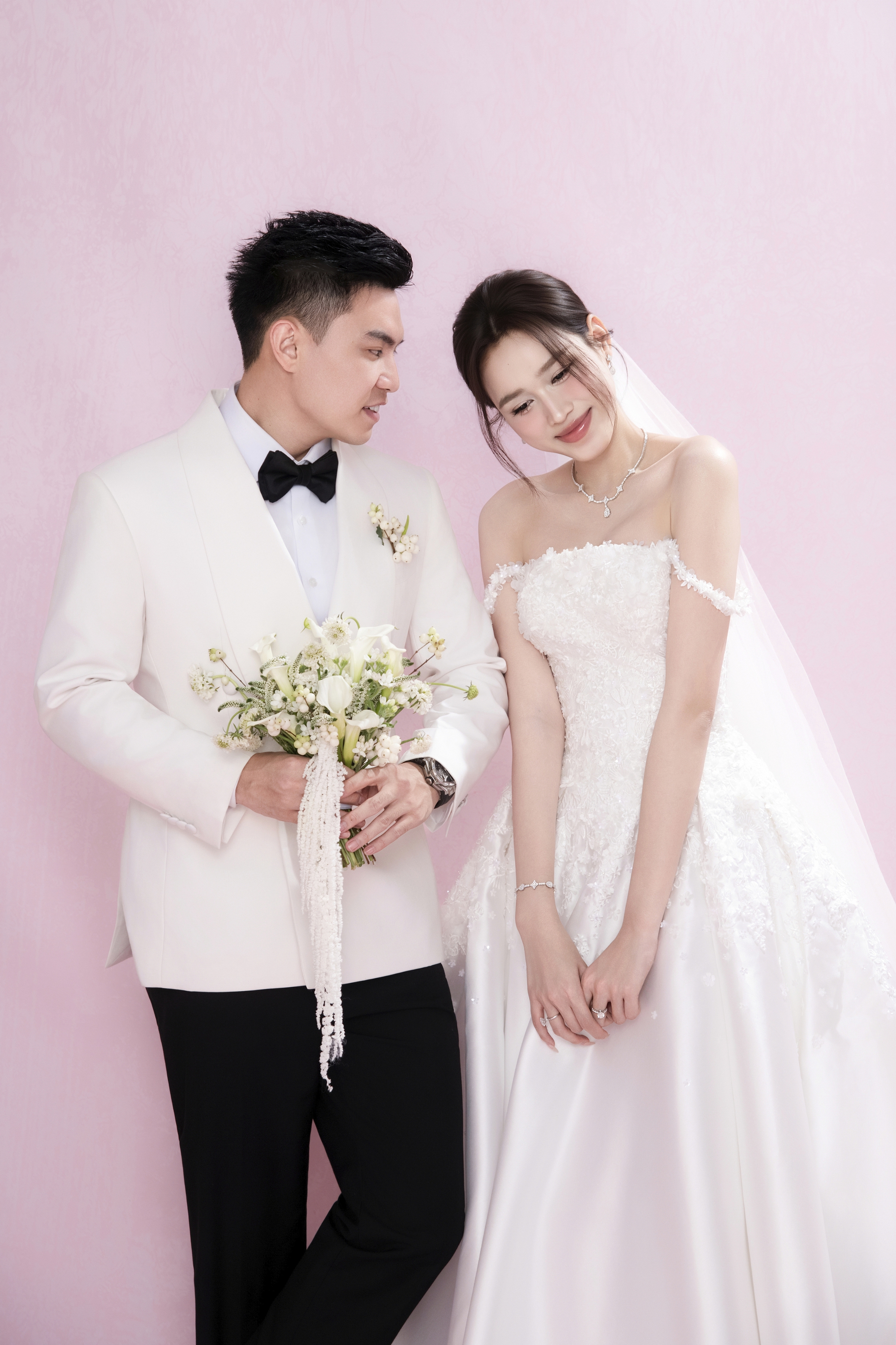 1 ngày trước đám cưới Đỗ Hà và thiếu gia: Lộ full 4 bộ ảnh cưới 