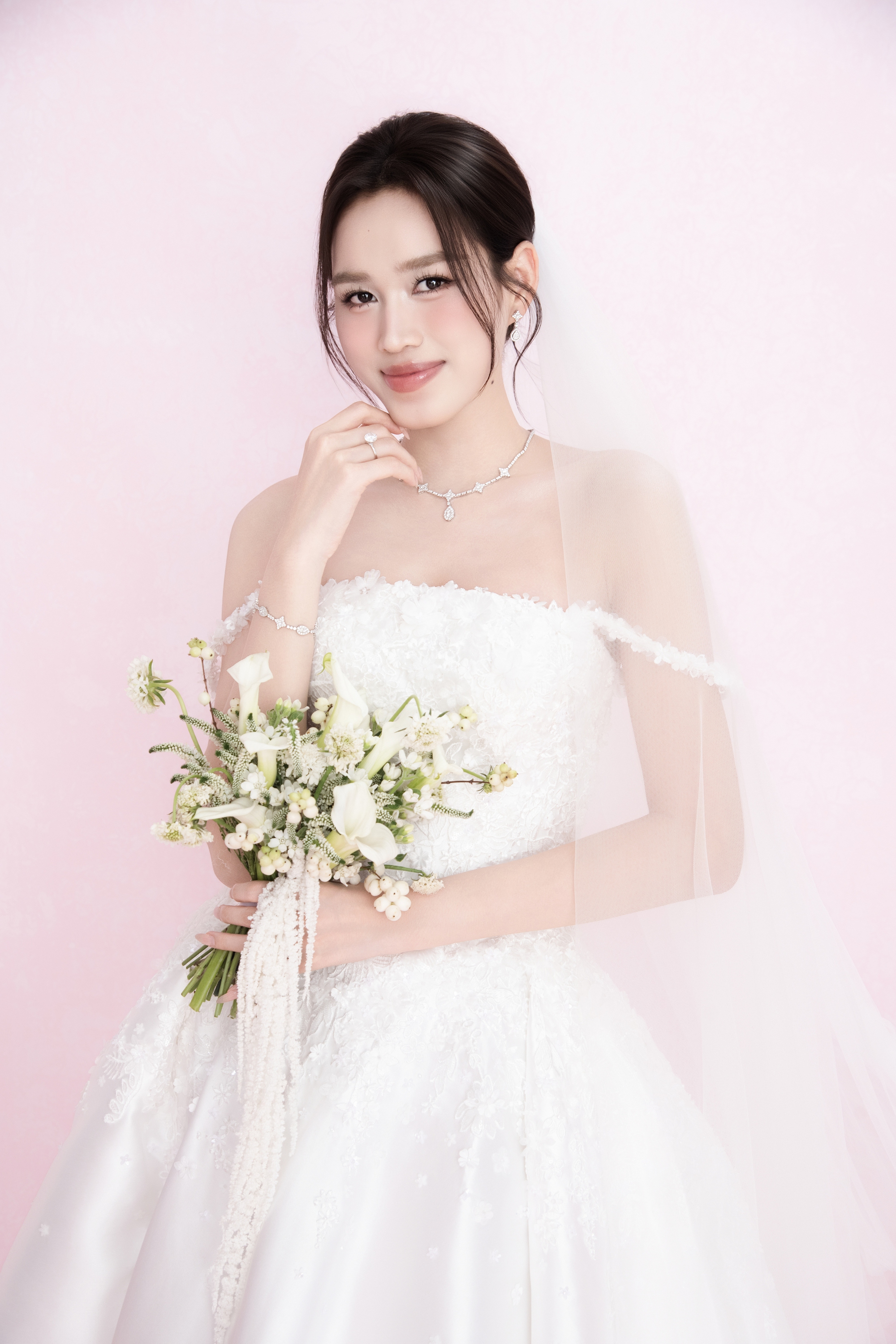 1 ngày trước đám cưới Đỗ Hà và thiếu gia: Lộ full 4 bộ ảnh cưới 