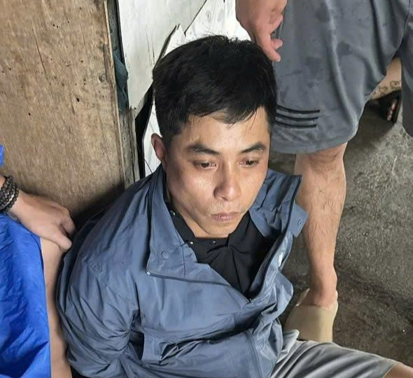 Cảnh sát bất ngờ áp sát, bắt Nguyễn Tri Nghĩa tại quán cà phê- Ảnh 1.