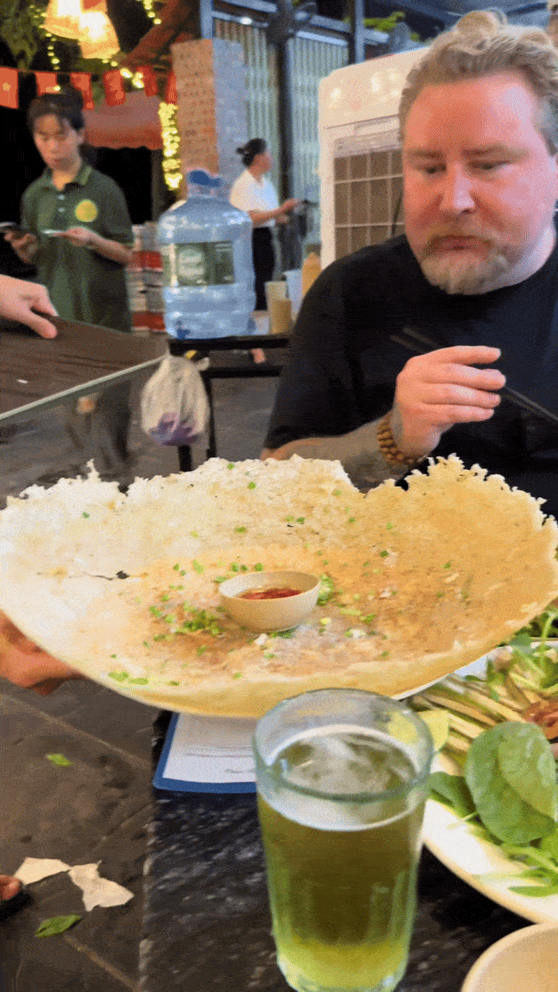 Khách Tây trầm trồ trước món đặc sản bình dân Việt Nam, nhận xét: Khách Tây trầm trồ trước món đặc sản bình dân Việt Nam, nhận xét: