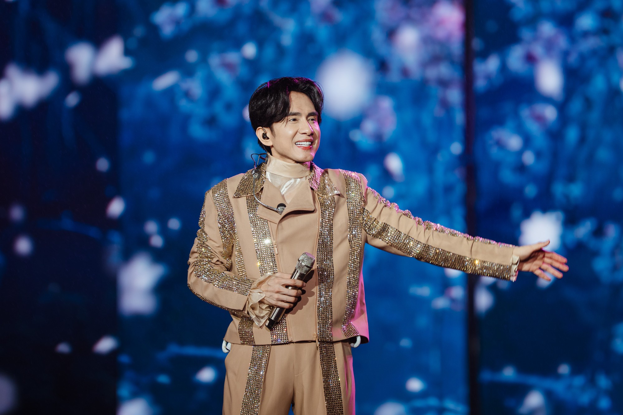 Không tin được đây là giọng hát của Đan Trường- Ảnh 6. Không tin được đây là giọng hát của Đan Trường- Ảnh 6.