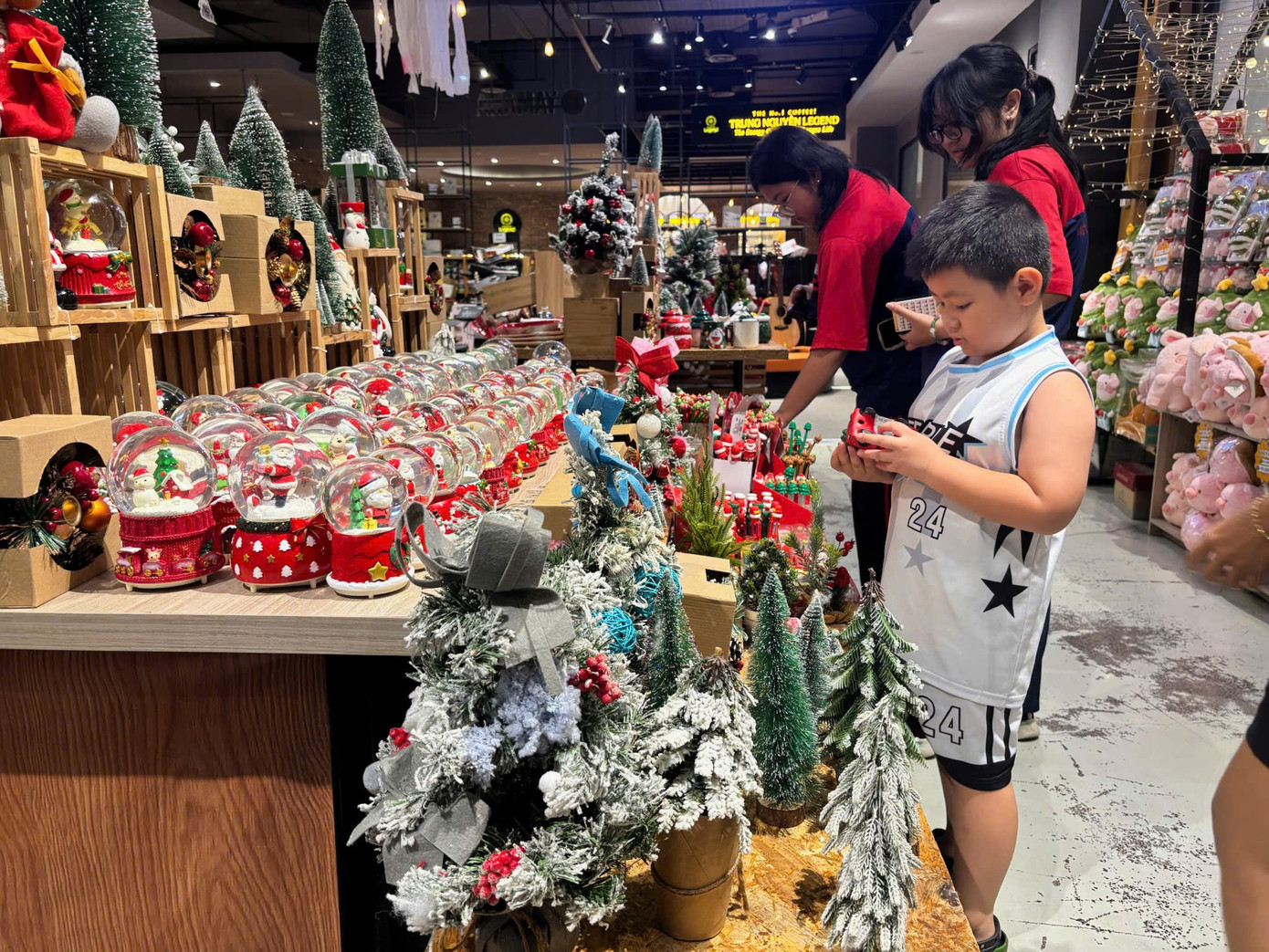 Đồ trang trí Noel xuống phố sớm, giá 'khá mềm' ngay từ đầu mùa- Ảnh 8.