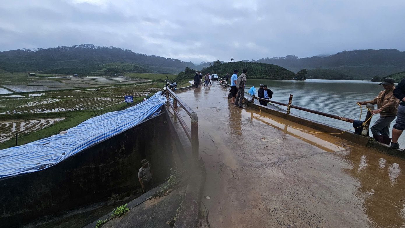 Di dời khẩn cấp 70 hộ dân vì hồ thủy lợi chứa 1,3 triệu m³ nước có nguy cơ vỡ- Ảnh 1.