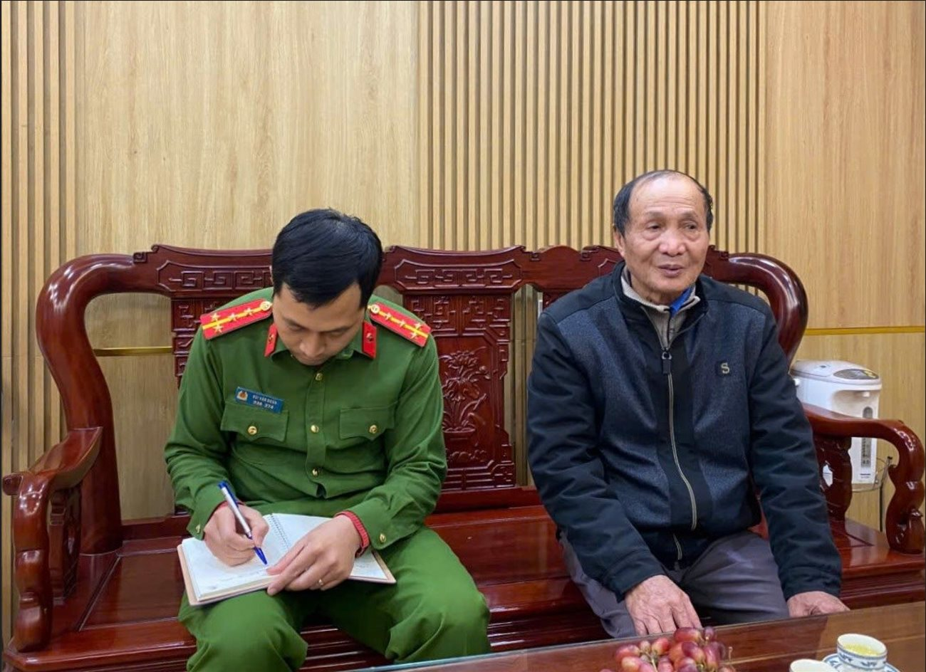 Nhận thông báo về số tiền lạ 20 tỷ đồng, người đàn ông chờ trời sáng đến ngân hàng rút sổ tiết kiệm để chuyển đi: Công an lập tức có mặt xác minh- Ảnh 1.