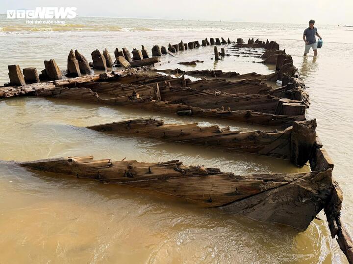 Cận cảnh tàu cổ 'lộ thiên' ven bờ biển Hội An sau mưa bão- Ảnh 4.