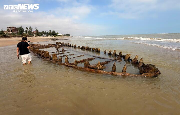 Cận cảnh tàu cổ 'lộ thiên' ven bờ biển Hội An sau mưa bão- Ảnh 1.