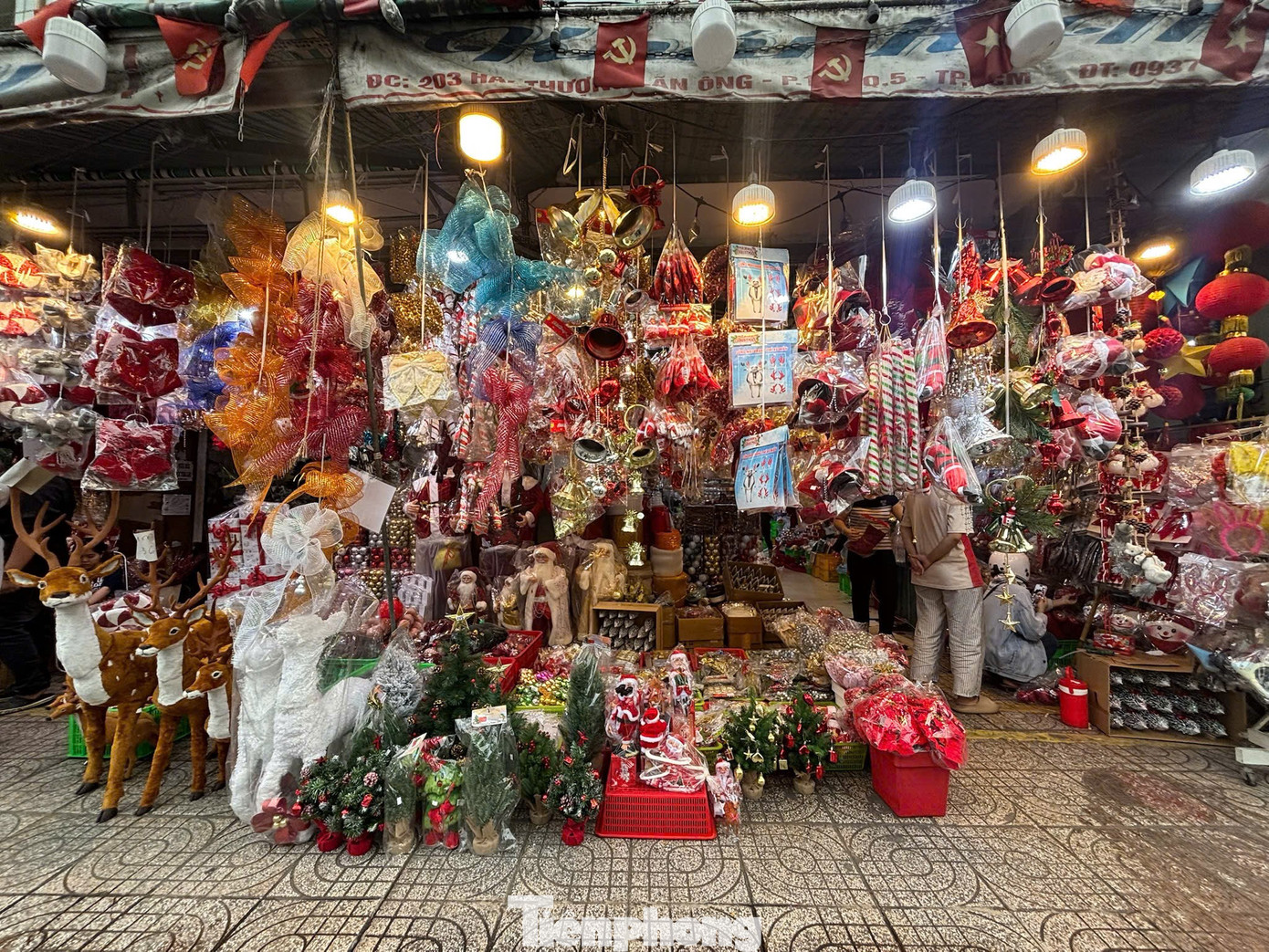 Đồ trang trí Noel xuống phố sớm, giá 'khá mềm' ngay từ đầu mùa- Ảnh 3.