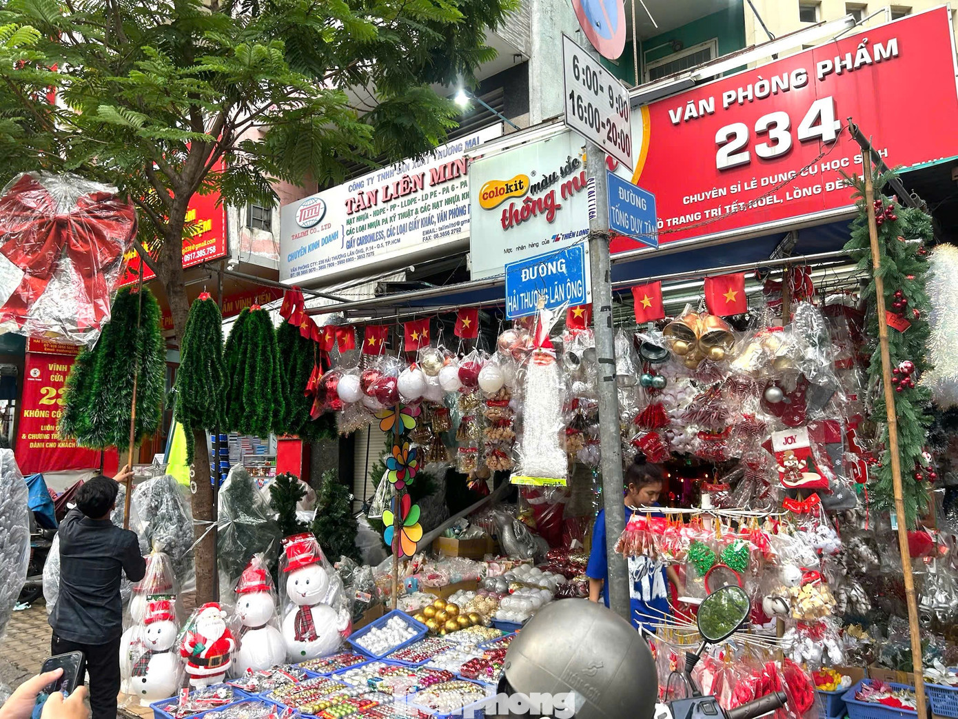 Đồ trang trí Noel xuống phố sớm, giá 'khá mềm' ngay từ đầu mùa- Ảnh 2.