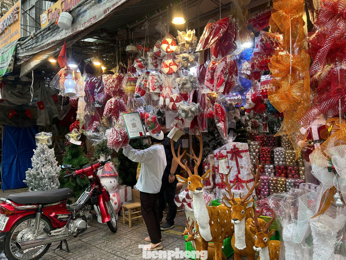 Đồ trang trí Noel xuống phố sớm, giá 'khá mềm' ngay từ đầu mùa- Ảnh 11.