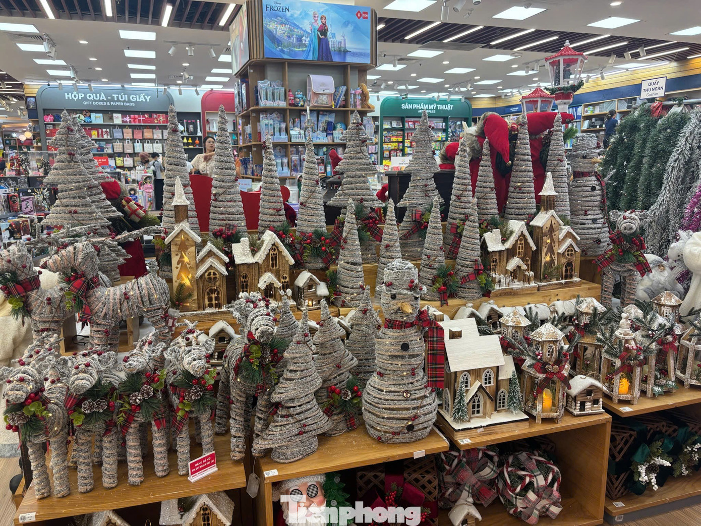 Đồ trang trí Noel xuống phố sớm, giá 'khá mềm' ngay từ đầu mùa- Ảnh 14.