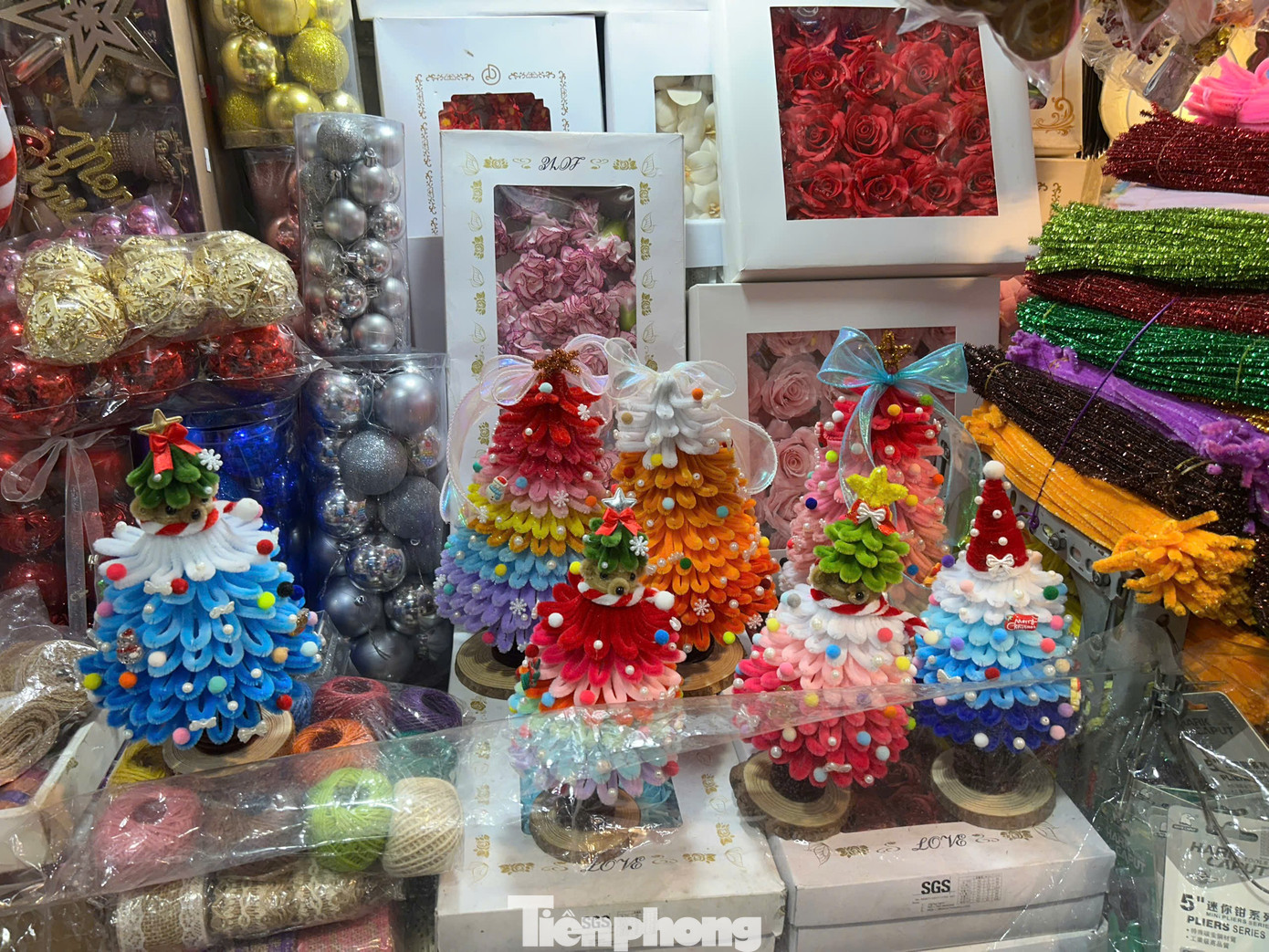 Đồ trang trí Noel xuống phố sớm, giá 'khá mềm' ngay từ đầu mùa- Ảnh 5.