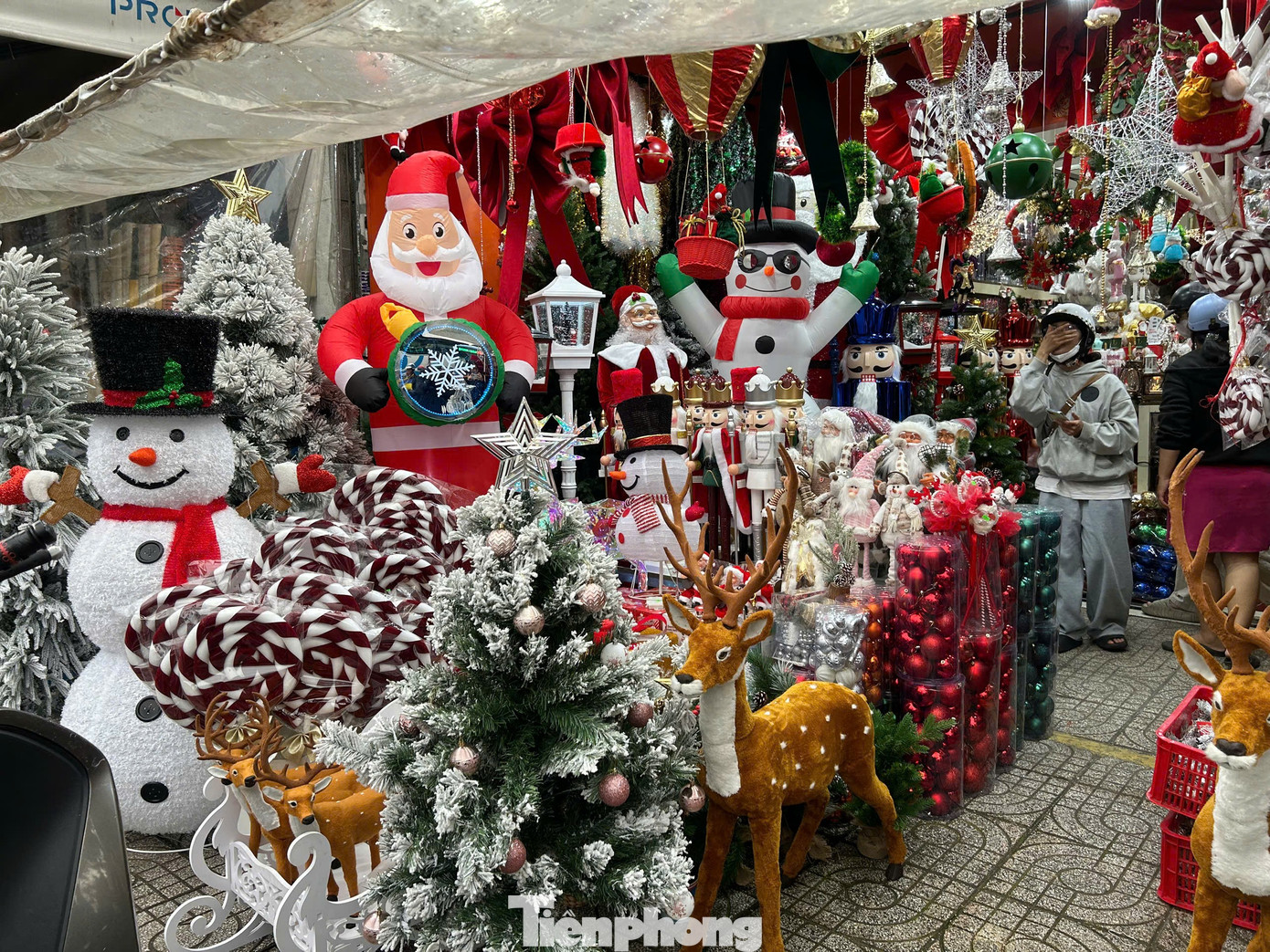 Đồ trang trí Noel xuống phố sớm, giá 'khá mềm' ngay từ đầu mùa- Ảnh 4.