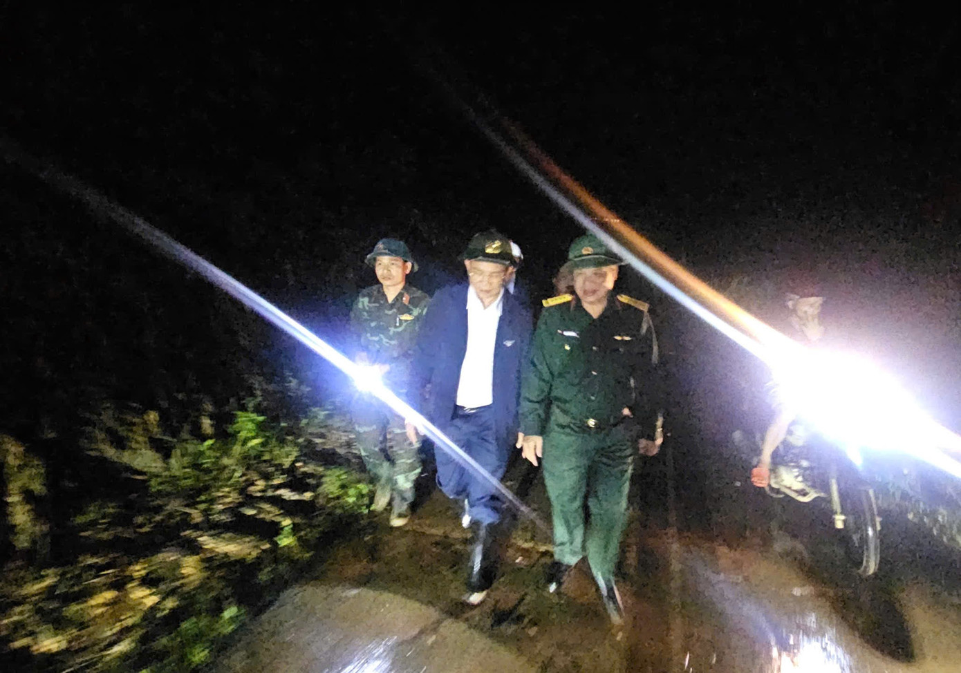 Di dời khẩn cấp 70 hộ dân vì hồ thủy lợi chứa 1,3 triệu m³ nước có nguy cơ vỡ- Ảnh 2.