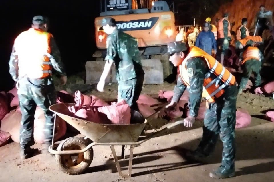 Di dời khẩn cấp 70 hộ dân vì hồ thủy lợi chứa 1,3 triệu m³ nước có nguy cơ vỡ- Ảnh 6.