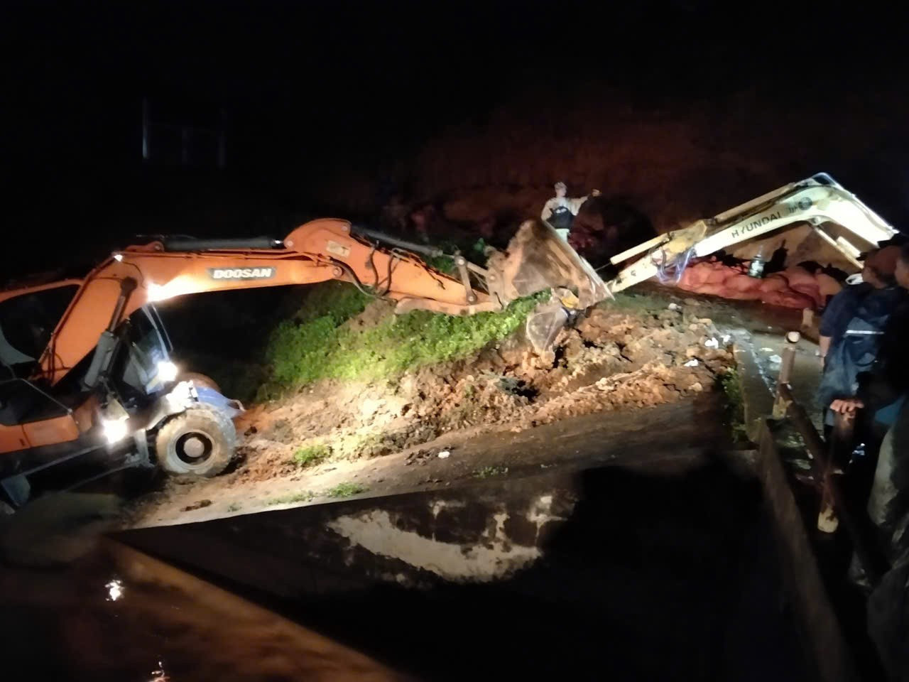 Di dời khẩn cấp 70 hộ dân vì hồ thủy lợi chứa 1,3 triệu m³ nước có nguy cơ vỡ- Ảnh 4.