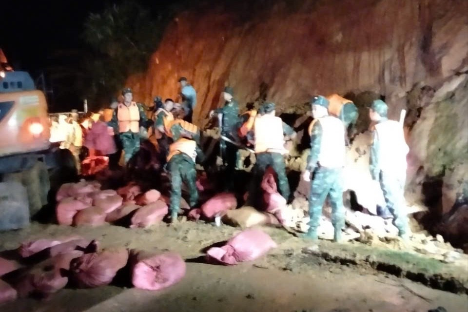 Di dời khẩn cấp 70 hộ dân vì hồ thủy lợi chứa 1,3 triệu m³ nước có nguy cơ vỡ- Ảnh 5.