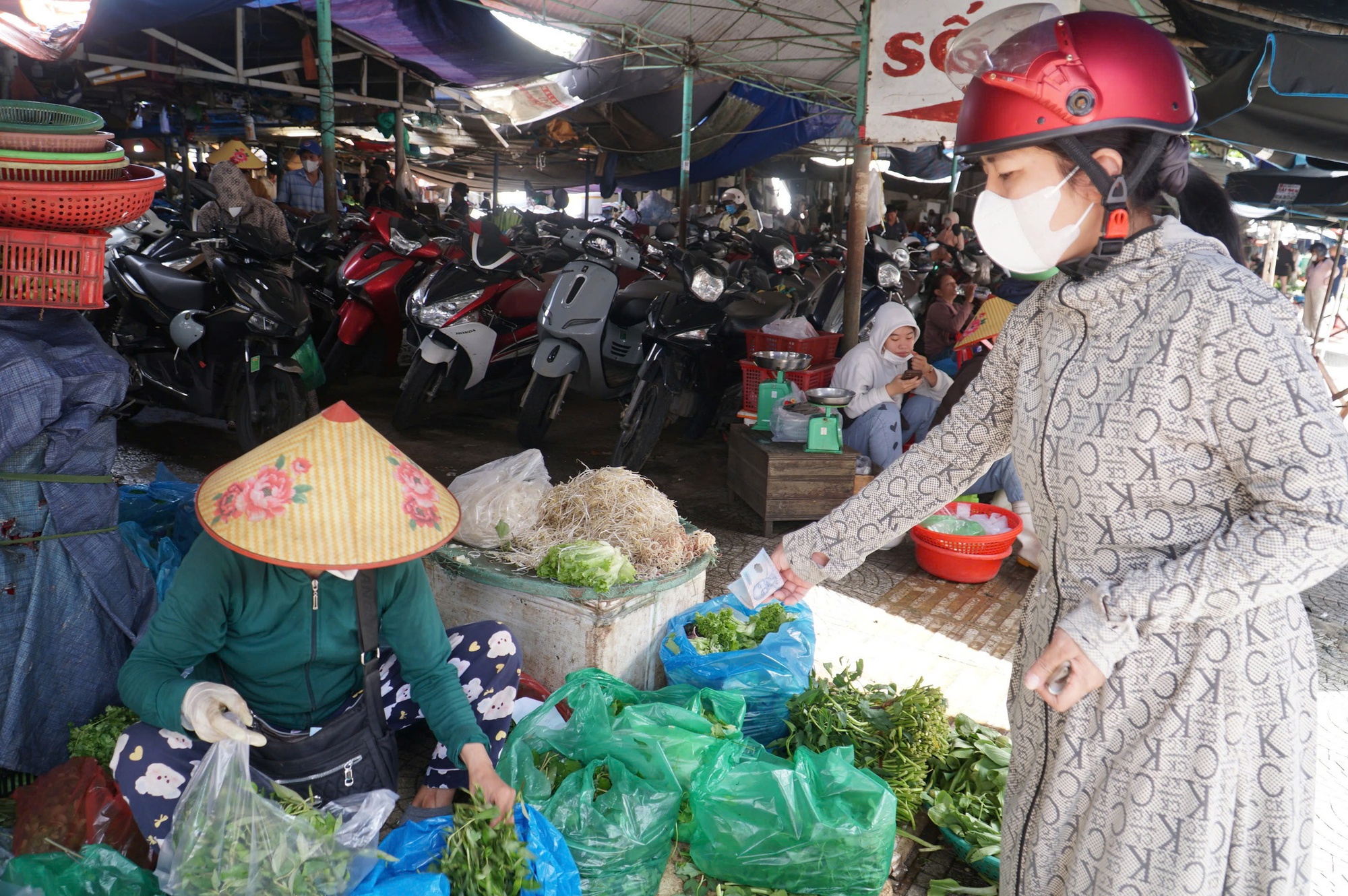 Rau xanh tại Đà Nẵng khan hiếm, giá tăng gấp 2–3 lần- Ảnh 4. Rau xanh tại Đà Nẵng khan hiếm, giá tăng gấp 2–3 lần- Ảnh 4.