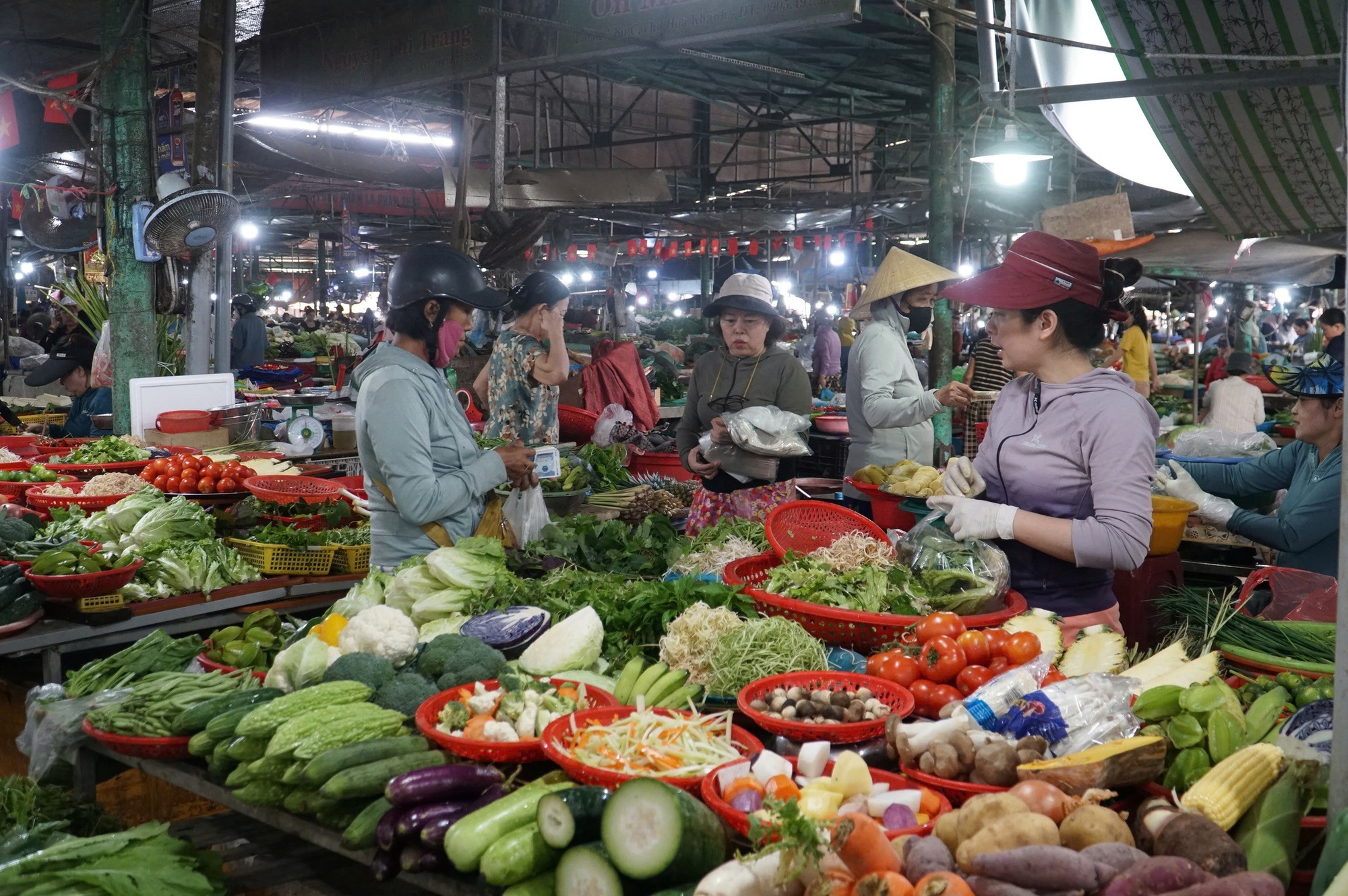 Rau xanh tại Đà Nẵng khan hiếm, giá tăng gấp 2–3 lần- Ảnh 3. Rau xanh tại Đà Nẵng khan hiếm, giá tăng gấp 2–3 lần- Ảnh 3.