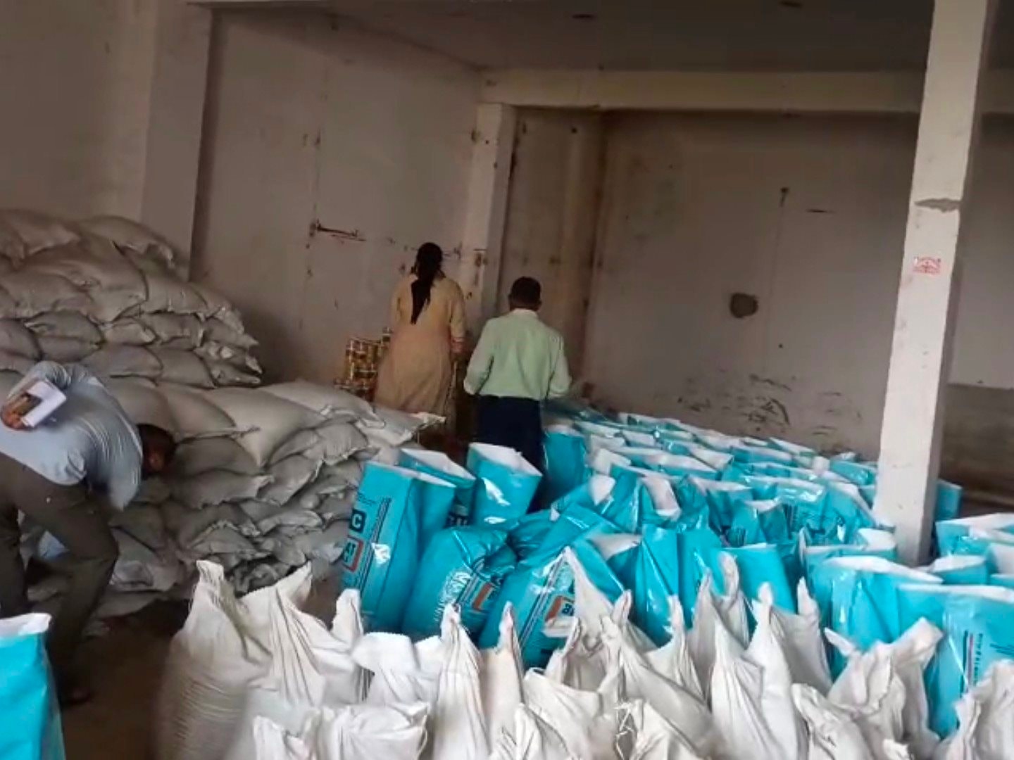 Nhận tin mật rồi đột kích một ngôi nhà, công an triệt phá đường dây sản xuất phân bón giả từ hóa chất, nghi có sự tiếp tay từ cán bộ- Ảnh 1.