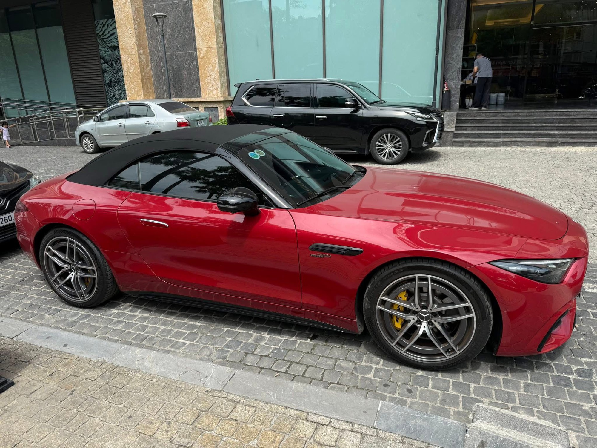 Rao Mercedes-AMG SL 43 ‘siêu lướt’ giá 5,9 tỷ đồng, người bán cho biết ra biển hết 7,2 tỷ, mới lăn bánh hơn 500km- Ảnh 1. Rao Mercedes-AMG SL 43 ‘siêu lướt’ giá 5,9 tỷ đồng, người bán cho biết ra biển hết 7,2 tỷ, mới lăn bánh hơn 500km- Ảnh 1.