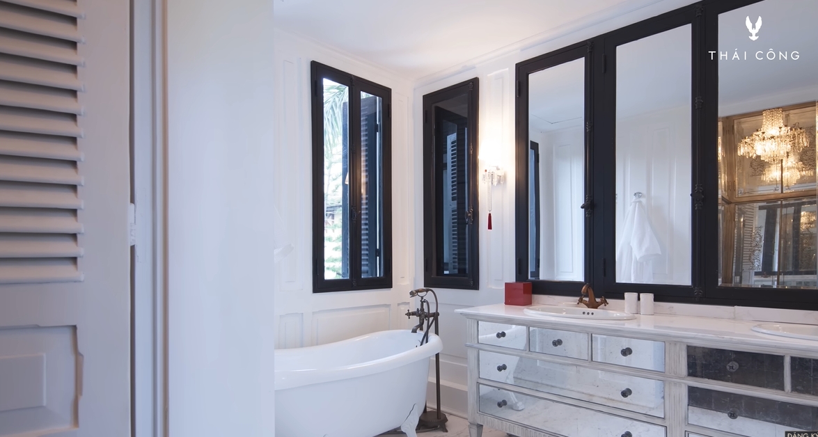 Bên trong căn nhà cổ hơn 100 năm của Quách Thái Công ở khu "đất vàng" TP.HCM- Ảnh 15. Bên trong căn nhà cổ hơn 100 năm của Quách Thái Công ở khu "đất vàng" TP.HCM- Ảnh 15.